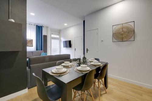 une salle à manger et un salon avec une table et des chaises dans l'établissement 195 Suite Royal - Superb apartment in Paris, à Paris