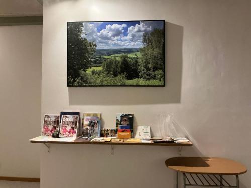 a shelf with a painting hanging on a wall at Aura Diest in Diest