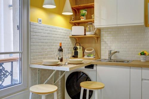 une cuisine avec un évier et un lave-vaisselle dans l'établissement 408 Suite Montorgueil - Superbe Studio à Paris, à Paris