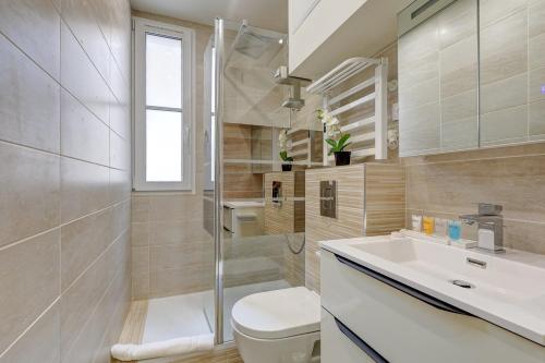 une salle de bain avec toilettes, lavabo et douche dans l'établissement 408 Suite Montorgueil - Superbe Studio à Paris, à Paris