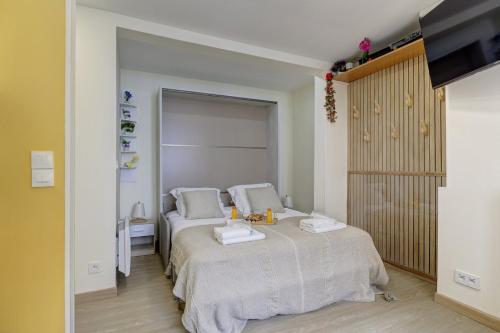 une chambre avec deux lits avec des serviettes dessus dans l'établissement 408 Suite Montorgueil - Superbe Studio à Paris, à Paris
