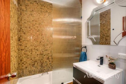 une salle de bain avec une douche et un lavabo et un lavabo dans l'établissement Historical cottage in the hills, à Greenmount