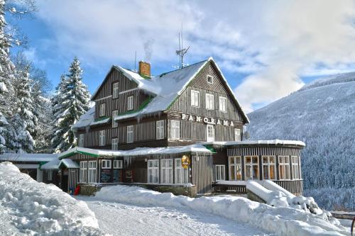 スピンドレルフ・ムリンにあるHotel Panoramaの雪の大木造住宅