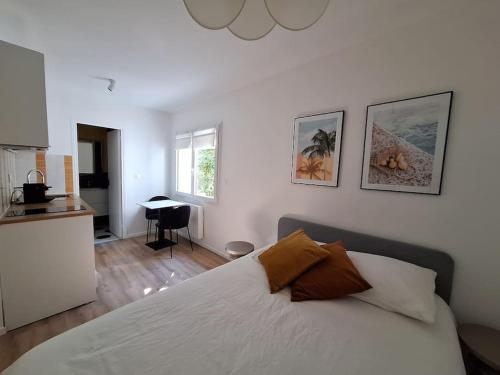 Il comprend une chambre avec un lit et une cuisine avec un bureau. dans l'établissement Grande maison élégante, à Argenteuil