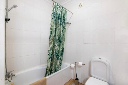 Ένα μπάνιο στο Cosy Apartment With Pool 2