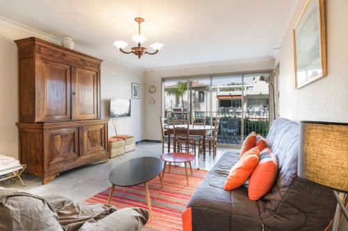 Afbeelding uit fotogalerij van Cap d'Antibes two-bedroom apartment with parking swimming pool and AC in Antibes