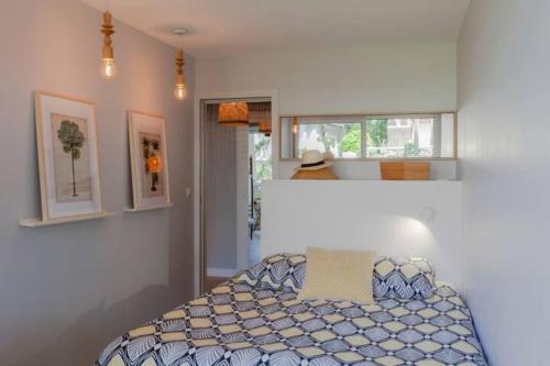 une chambre avec un lit et une fenêtre dans l'établissement Un duplex à la mer, à La Baule