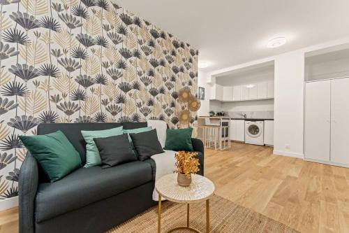 un salon avec un canapé et une table dans l'établissement Perfect Emplacement Paris - Metro 1 min - Tour Eiffel 10min - Netflix, à Paris