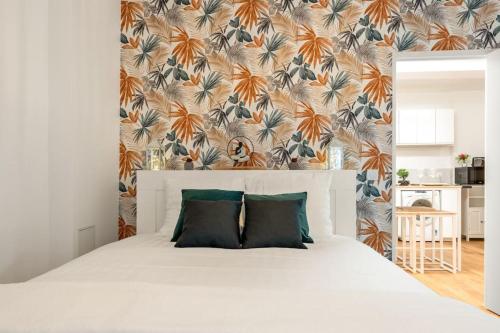 - une chambre avec un lit blanc et un papier peint floral dans l'établissement Perfect Emplacement Paris - Metro 1 min - Tour Eiffel 10min - Netflix, à Paris