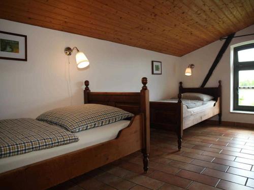a bedroom with two beds in a room at Ferienwohnungen im Bauernhaus _ Ob in Papendorf