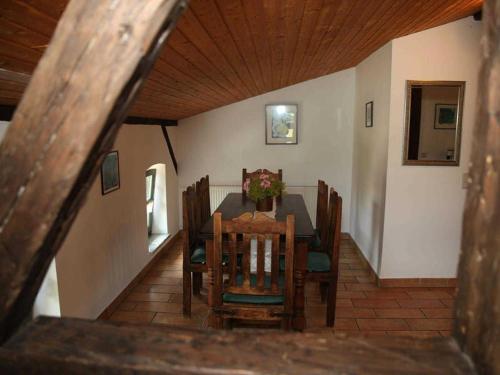 a dining room with a table and chairs at Ferienwohnungen im Bauernhaus _ Ob in Papendorf