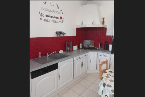 Kuchyň nebo kuchyňský kout v ubytování Villa pour 6 pers - vue mer - 5 min d'un site magnifique - Lanmodez - Paimpol, Côtes d'Armor, Bretagne
