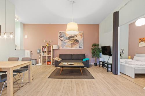 un salon avec un canapé et une table dans l'établissement Apartment Uthman Berlin-Neukölln, à Berlin