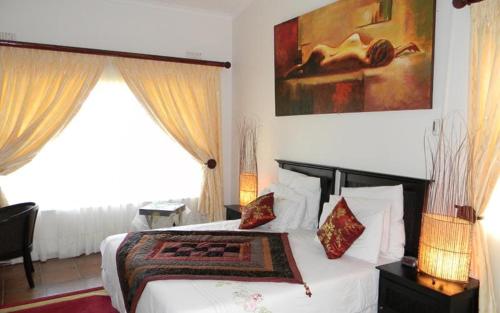 Rúm í herbergi á Nthatuoa Guest House