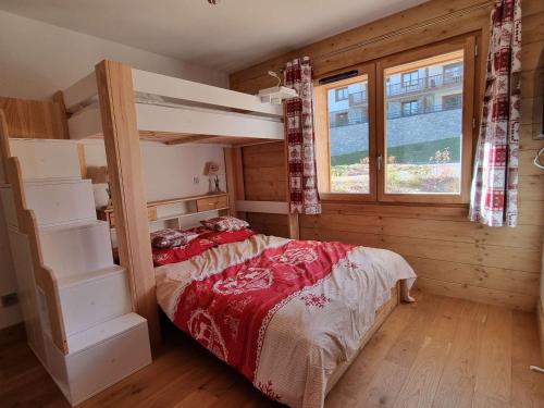 ein Schlafzimmer mit Etagenbett und Fenster in der Unterkunft Appartement luxueux 3 pièces, spa privé, skis aux pieds - FR-1-810-21 in Les Saisies