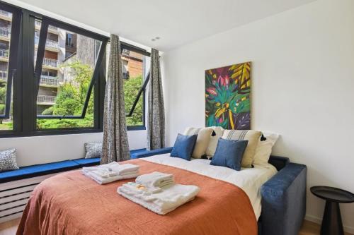 une chambre avec un grand lit avec des serviettes dessus dans l'établissement 313 Suite Lemon - Superbe Appartement à Paris, à Paris