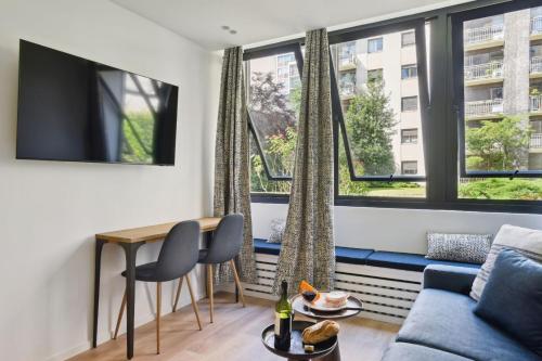 un salon avec un canapé et une table dans l'établissement 313 Suite Lemon - Superbe Appartement à Paris, à Paris
