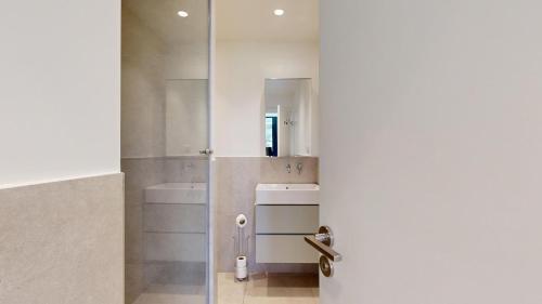 une salle de bain avec un lavabo et un miroir dans l'établissement 313 Suite Lemon - Superbe Appartement à Paris, à Paris