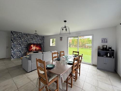 Dapur atau dapur kecil di Les dunes, maison neuve 8 p bien équipée jardin clos, parking, garage à 850 m de la plage et centre bourg, sur plages du débarquement près Arromanches et Bayeux
