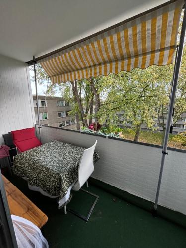 a room with a bed and a window on a balcony at Charmante 3 Zimmer Wohnung mit Balkon ideal für Familien in Dortmund Scharnhorst in Dortmund