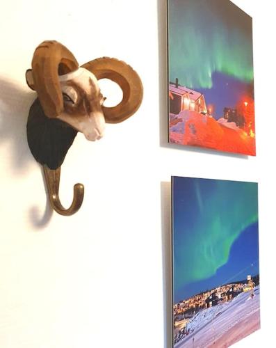 a stuffed animal of a ram hanging on a wall at Villa The White Moose, 6 rooms, 3 bedrooms, 2,5 baths, sauna, near Branäs in Likenäs