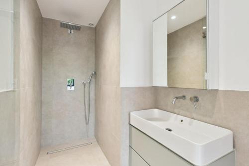 une salle de bain avec un lavabo et une douche dans l'établissement 312 Suite Lisa - Superbe Appartement à Paris, à Paris