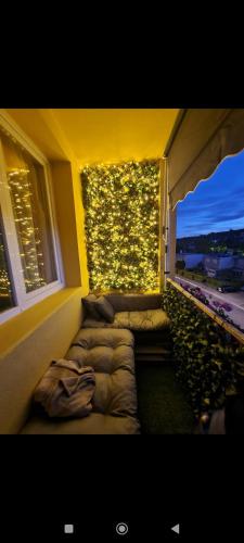 une chambre avec un canapé en face d'une fenêtre dans l'établissement Appartement 3 pièces Chenôve, à Chenôve