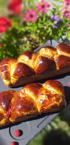 Tres croissants sobre una mesa con flores. en Les Glières - Champagny-en-Vanoise, en Champagny-en-Vanoise