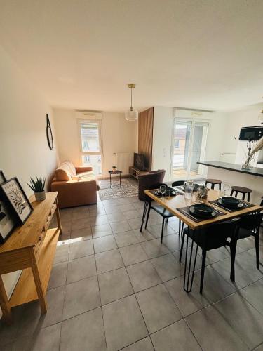 un salon avec une table et un canapé dans l'établissement Lascano Parking GRATUIT proche Gare Aéroport Eurexpo GROUPAMA STADIUM, à Villeurbanne