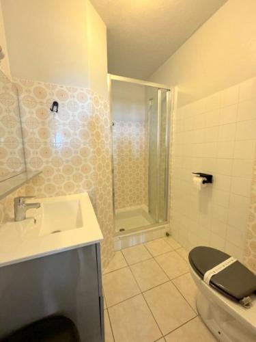 une salle de bain avec toilettes, lavabo et douche dans l'établissement Agréable appartement pour 4 personnes avec piscine collective 4MAR207, au Barcarès