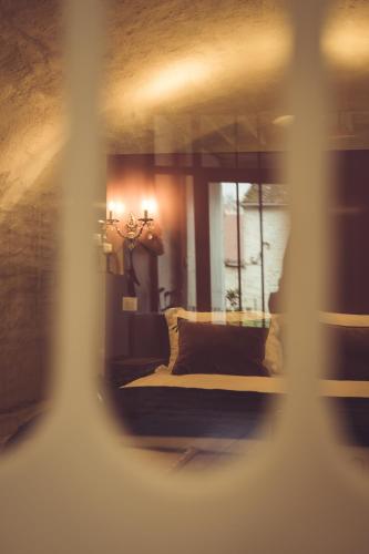 une chambre avec un lit et une fenêtre dans l'établissement Un Air de Famille, à Chablis