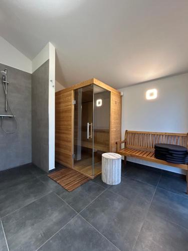 bagno con doccia e panca in camera di Ferienresort - idyllisches Ferienhaus mit Privatstrand und Sauna in der Nähe von Leipzig #HausEni a Löbnitz