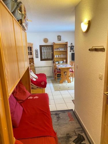 Cette chambre comprend un salon avec une table. dans l'établissement Studio, à Arâches-la-Frasse