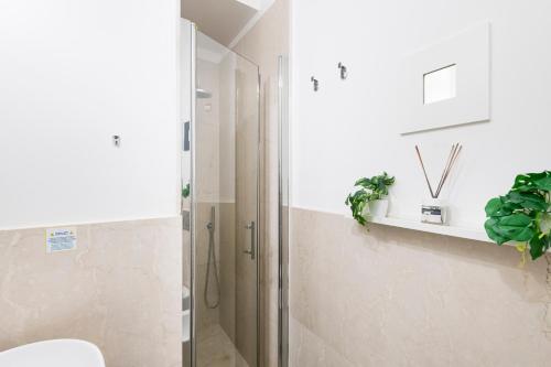 W łazience znajduje się kabina prysznicowa i toaleta. w obiekcie Amazing, new & fully furnished studio in Duomo w Mediolanie