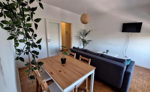 a living room with a table and a couch at Apartamentos Jardim do Morro in Vila Nova de Gaia