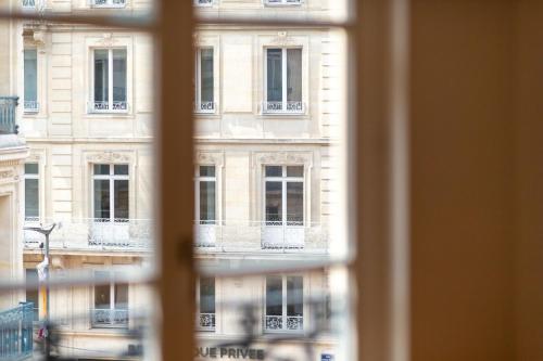 - une vue sur un bâtiment depuis une fenêtre dans l'établissement Carlos logement au pied du Gros Horloge !, à Rouen