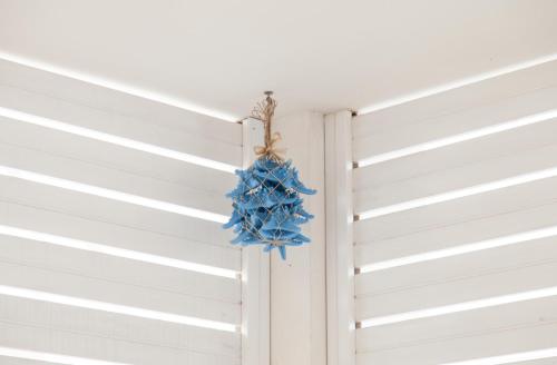 a blue christmas wreath hanging on a white garage door at Le Terrazze in Otranto