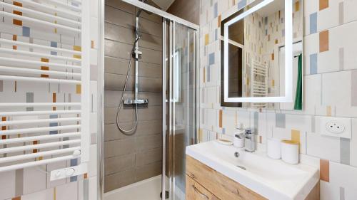 une salle de bain avec un lavabo et une douche dans l'établissement 870 Suite Trefle - Superbe appartement, à Montreuil
