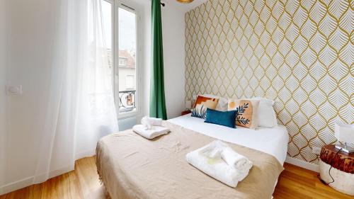 une chambre avec un grand lit avec une fenêtre dans l'établissement 870 Suite Trefle - Superbe appartement, à Montreuil