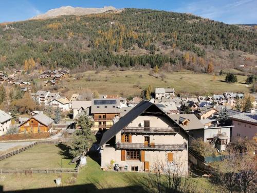 ラ・サル・レ・ザルプにあるCocon ski aux pieds et jolie vueの山のある町の空中