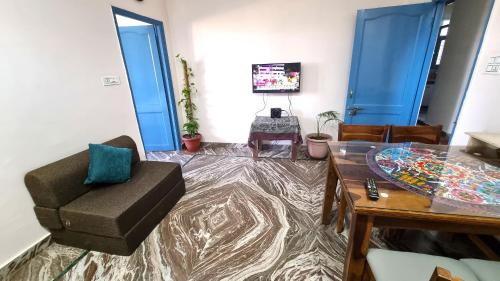 TV a/nebo společenská místnost v ubytování Vista Cottage Solan