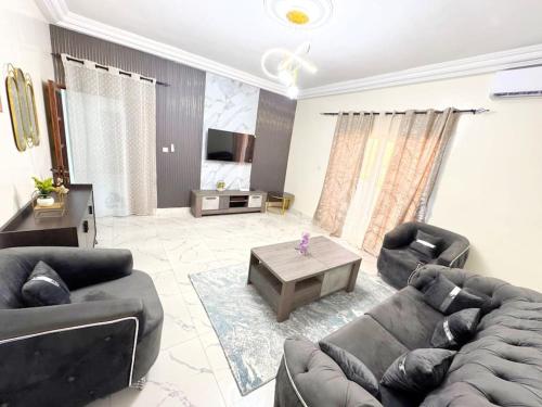 a living room with a couch and a coffee table at Appartement T3 Moderne et Équipé in Guediawaye