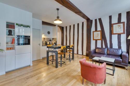 a living room with a couch and a table at Le Charmant F2 rue du Gros Horloge à Rouen! in Rouen