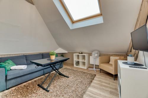 un salon avec un canapé et une table dans l'établissement Le Nature un joli F2 au cœur de Rouen !, à Rouen