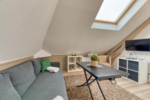 un salon avec un canapé et une table dans l'établissement Le Nature un joli F2 au cœur de Rouen !, à Rouen