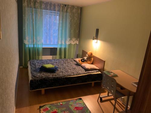 un pequeño dormitorio con un osito de peluche sentado en una cama en Uus 13b, Beautiful 3-bedroom Apartment - 3 big beds, en Tartu