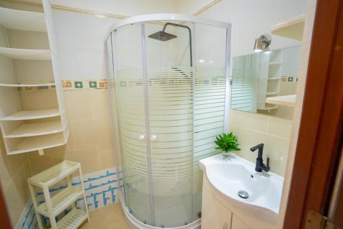 a bathroom with a shower and a sink at Casa Estrellas Mirabal in Sosúa