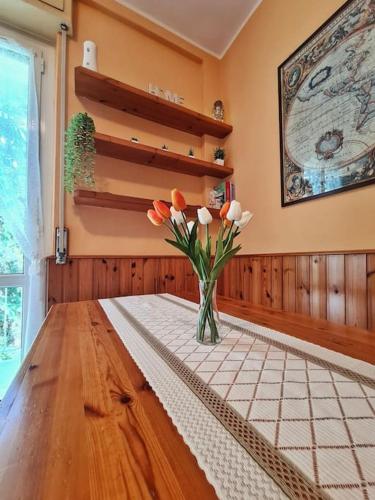 a vase of flowers on a table in a room at Il Posticino DI Bellagio in Civenna