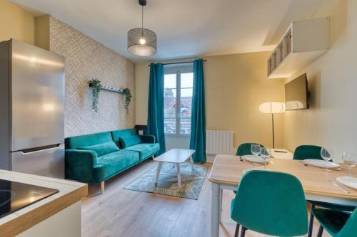 un salon avec un canapé vert et une table dans l'établissement Mathilde Appartement proche Clinique Mathilde, à Rouen