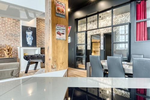 - une salle à manger avec une table, des chaises et un piano dans l'établissement Jonathan Appartement avec place de parking, à Rouen